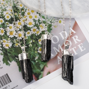 Collana con Ciondolo in Pietra Grezza Placcata Oro Shanmei, Ciondolo in Tormalina Nera per Creazione di Gioielli - Product Image 5