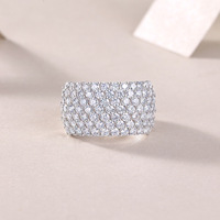 Faites une déclaration dans la mode moderne pour hommes avec cette jolie bague en diamants Moissanite 7 rangées 2mm fabriquée en argent sterling 925