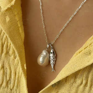 Collier Pendentif Poisson Or Gemnel avec Œil de Diamant et Hippocampe, Détails en Rhodium, Breloque pour Femme - Product Image 3