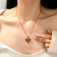 Ensemble de bijoux MECYLIFE vintage pour femme en acier inoxydable plaqué or 18 carats, collier, boucles d'oreilles et bague en forme de cœur creux, 3 pièces