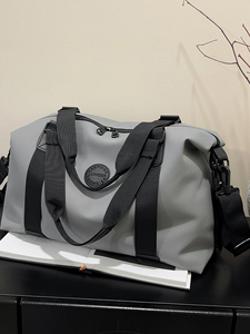 Sac de sport grande capacité personnalisé avec logo, séparation humide/sec, compartiment à chaussures dédié, rangement multifonctionnel pour le yoga - Product Image 5