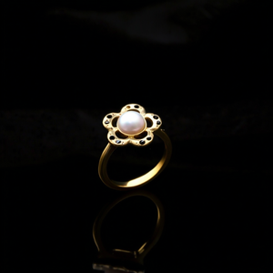 Anillo de Moda Chapado en Oro PVD, Acero Inoxidable 316L, Resistente y Sostenible, Diseño de Flor con Centro de Perla - Product Image 3