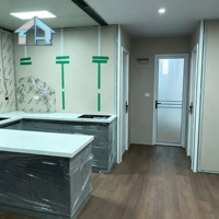 Maison modulaire tout-terrain construite comme une mini-maison et des logements complémentaires, fonctionnant comme une maison conteneur modulaire pour l'hébergement des grands-parents