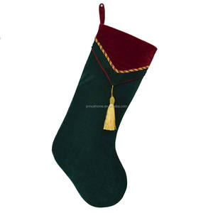 Neuankömmling Festliche Weihnachts zeit Weihnachts strumpf 2er-Set aus rotem und grünem Samt mit benutzer definierten Logo-Quasten-Dekorations socken - Product Image 4