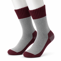 Chaussettes de randonnée personnalisées avec bord côtelé et construction ergonomique du pied