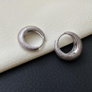 Boucles d'oreilles créoles fines personnalisées en argent pur S925, style rétro italien, texture brossée italienne, style rétro, argent - Product Image 5