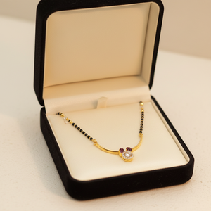 Mangalsutra traditionnel en perles noires avec détails dorés et pendentif circulaire en pierre, collier long et élégant pour femmes - Product Image 2