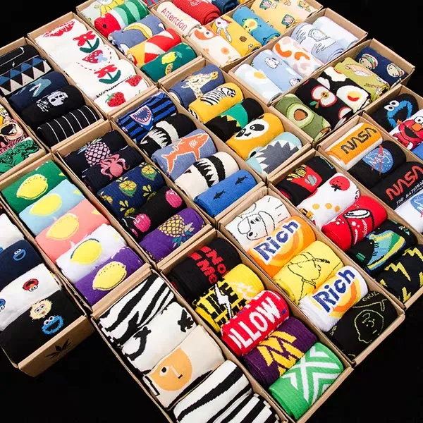 Neue design der frauen nette baumwolle strümpfe beliebte sublimation logo socken männer rohr skateboard herbst winter trend socken