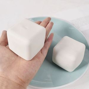 Juguete Antiestrés Moldeable de Bloque de Tofu con Rebote Lento, Diseño Creativo de Cubo de Harina - Product Image 4