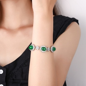 Bracelet Chaîne Géométrique Plaqué Or en Laiton Écologique avec Calcédoine Verte et Zircon, Bijou de Mode Féminin Élégant pour le Quotidien, Vente en Gros - Product Image 5