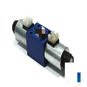 صمام توجيه يعمل بالسولونويد طراز R900500925 من نوع 4WE 10 C33OFCG24N9K4 مع وحدة تحكم قابلة للبرمجة - Product Image 1