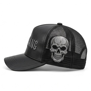 Gorra Trucker de 5 Paneles de Cuero Sintético al por Mayor, Gorra Trucker Gótica Negra con Logotipo Bordado de Calavera Personalizado para Regalos - Product Image 2