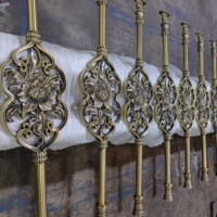 Colonne décorative en aluminium sculptée à motif floral, style antique traditionnel, pour balustrades et rampes d'escalier de villa - Homedeco
