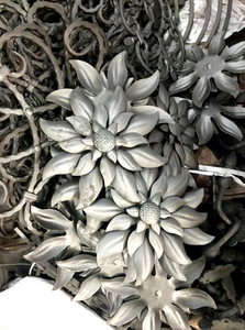 ألواح سياج فيلا كلاسيكية من الحديد المطاوع المصنوع يدويًا بتصميم أزهار وأوراق، متينة ومقاومة للصدأ، للديكور الخارجي للممرات والساحات - Product Image 5