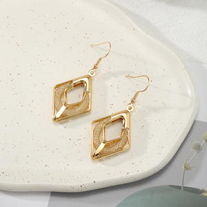 Pendientes de Botón de Aleación Dorada Vintage de Estilo Europeo-Americano, Diseño Geométrico Exagerado, Estilo INS, Unisex, en Existencia, Venta al por Mayor - Product Image 3