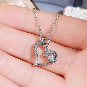Collana con Ciondolo a Doppio Cuore Traforato Creativo per Donne, Accessorio da Collo con Charm a Cuore Bicolore - Product Image 5