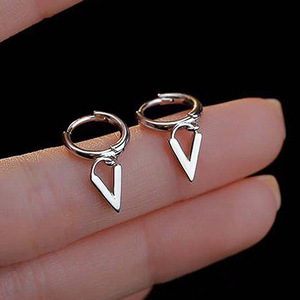 Orecchini Unisex Geometrici a Triangolo, Stile Minimal Tech, Gioielli di Tendenza, Accessorio Chic e Moderno - Product Image 3