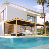 Pergola moderne en aluminium blanc à toit à lamelles orientables, solution d'ombrage imperméable et résistante aux intempéries pour terrasse arrière-cour