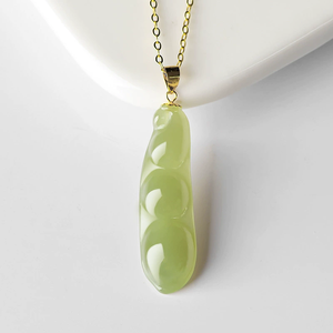 Pendentif en jadéite naturelle ancienne et en jadeite « Four Seasons Bean » et « Festival Bean », serti d'or 18 carats avec pendentif de collier en jadéite - Product Image 2