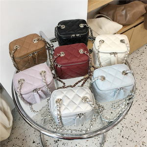 Bolso de Invierno Pequeño Cuadrado con Patrón de Diamantes, Estilo Mini 2022, con Cadena Acolchada y Diseño de Caja de Lápiz Labial - Product Image 1
