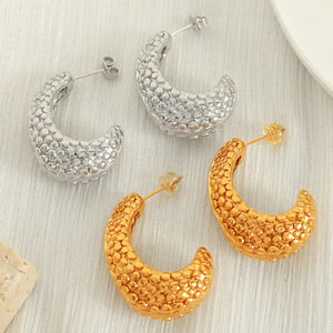 Pendientes de aro en forma de C, aleación de zinc dorada, joyería de moda para mujer, pendientes ligeros de lujo para uso diario - Product Image 2