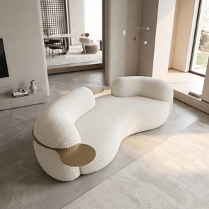 Divano Curvo in Bouclé Bianco con Tavolino Laterale in Metallo, Forma Organica Unica, Divano di Design per Studio Moderno e Luminoso - Product Image 5
