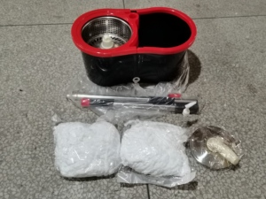 Juego de cubo de fregona giratorio prensado a <span class=keywords><strong>mano</strong></span> rojo negro con un juego de <span class=keywords><strong>postes</strong></span> telescópicos - Product Image 4