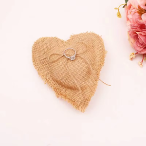 Nouveau Design Jute Décorations De <span class=keywords><strong>Mariage</strong></span> Jute Amour Oreiller Personnalisé Toile De Jute Anneau Oreillers Jute Naturel Accessoires pour Décorations De <span class=keywords><strong>Mariage</strong></span> - Product Image 3