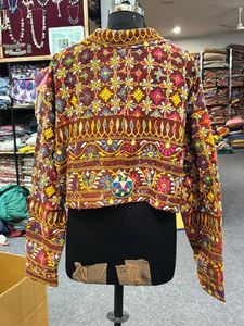 เสื้อแจ็คเก็ตสั้นปักลายบันจารา แฮนด์เมดสไตล์โบฮีเมียน ลายดอกไม้หลากสีสัน ผ้าฝ้ายระบายอากาศได้ดี เหมาะสำหรับฤดูใบไม้ผลิและฤดูร้อน - Product Image 5