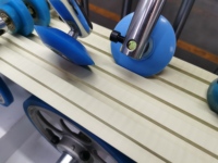 Machine de laminage de feuilles de matériaux en plastique PVC Anda Machine d'emballage à colle froide pour panneau de persiennes en Wpc