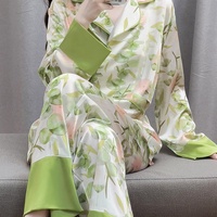 Ensemble de loungewear pour femme, tendance, luxe léger, motif floral feuilles vertes, toucher soie glacée, cardigan à revers et pantalon à manches longues, collection printemps