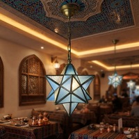 Buntglas-Hängeleuchte mit Sternmotiv, Geometrischer Moravischer Stern, Limettengrüne Paneele, Blei-Rahmen für Restaurant, Café, Winterdekoration