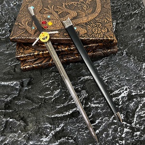 World popular game character <span class=keywords><strong>sword</strong></span> metal <span class=keywords><strong>sword</strong></span> Wild Hunt Game arma portachiavi di Geralt toys <span class=keywords><strong>art</strong></span> 30CM dal produttore cinese - Product Image 2