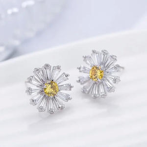 Orecchini a lobo con fiore in oro bianco e zirconi rotondi incastonati a griffe per donna, gioielli romantici alla moda per feste - Product Image 4