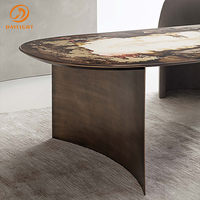Table à manger longue moderne en marbre avec pieds en acier inoxydable personnalisables pour villa et hôtel