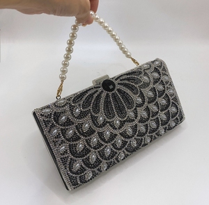 Pochette de soirée élégante en satin noir avec poignée en perles et pompon, sac à main pour mariage et bal de promo - Product Image 1