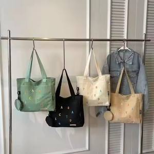 THK0151 Vente en gros de sacs tendance pour femmes en toile brodée fourre-tout grande capacité sac fourre-tout - Product Image 2