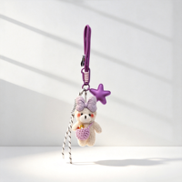 Breloque de sac Ours en peluche tendance et esthétique avec mini pochette au crochet, figurine artisanale, attache en paracorde pour sac à dos
