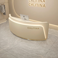 Comptoir de réception de salon de beauté moderne et luxueux, incurvé, en MDF blanc, avec rétroéclairage LED, logo gravé sur mesure, écologique et durable