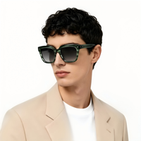 Lunettes de soleil polarisées tendance à monture en acétate rayée, coupe carrée classique, monture neutre pour le quotidien, les voyages et les tenues urbaines