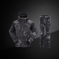 Combinaison tactique pour homme en softshell, veste et pantalon camouflage