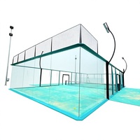 Équipement de terrain de padel commercial avec panneaux en verre trempé de 15 mm, finition peinture poudrée, structure en acier noir, surface de jeu verte