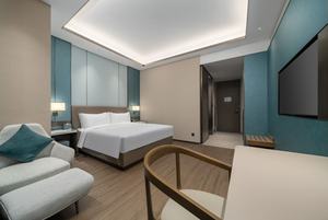 ชุดเฟอร์นิเจอร์โรงแรม SHIYI Fairfield Inn by Marriott สำหรับห้องนอน ห้องน้ำ พร้อมตู้ใต้อ่างล้างหน้า และโซฟาในล็อบบี้ - Product Image 4