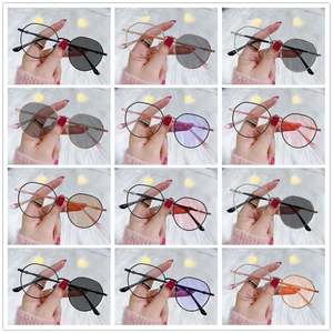 Gafas de Computadora con Lentes de Color Cambiante, Redondas, Anti Luz Azul, Fotocromáticas para Mujer, Moda 2024, Venta al Por Mayor - Product Image 6