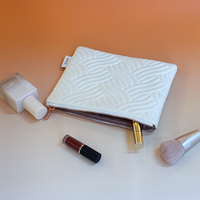 Pochette de maquillage en fibre de bambou matelassée avec logo personnalisé, sac de toilette de voyage tendance avec fermeture éclair, étui à maquillage portable