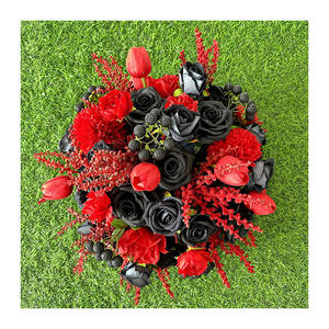 Arreglo Floral de Seda Hecho a Mano de Lujo, Rosas Rojas y Negras, Bayas, Decoración para el Día de San Valentín - Product Image 6