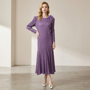 Vestido Midi Plisado Estilo <span class=keywords><strong>Issey</strong></span> Miyake, Fabricación OEM/ODM, Poliéster con Apliques Florales y Cuentas, Manga Larga, Color Rojo Vino, Elegante Vestido de Fiesta - Product Image 2