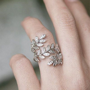 Anello Classico in Ottone con Motivo a Foglie e Fiori per Donne, Design Floreale Chic, Gioiello Minimalista alla Moda, Regalo Quotidiano - Product Image 1