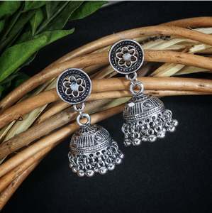 Bijoux d'imitation en gros de boucle d'oreille antique. Boucle d'oreille Jhumki pour femmes, design floral élégant et tendance - Product Image 3