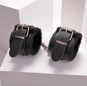 PU Lederen Bevestigingsmiddelen Sexy Handboeien met Vacht Seks Mannelijke Bondage Nieuwigheid Fetisj BDSM Spellen van Verlangen Vacht Beenboeien voor Vrouwen - Product Image 6